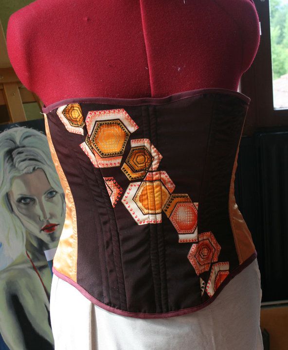 Voici ma petite collection de corsets, fait par mes soins. Cela vous fait envie? n'hesitez pas à me contacter pour faire un devis ;