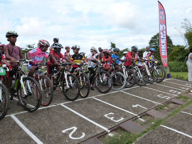 Ce samedi 22 décembre aura été l'occasion de partager un très bon moments avec les jeunes de l'école de VTT. Ils ont pu voir évoluer des champions et ont eu droit à leur père Noël. Merci à Antoine Seveur, le photographe