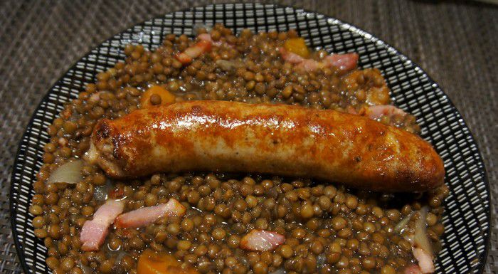 assiette de lentilles aux saucisses de Toulouse