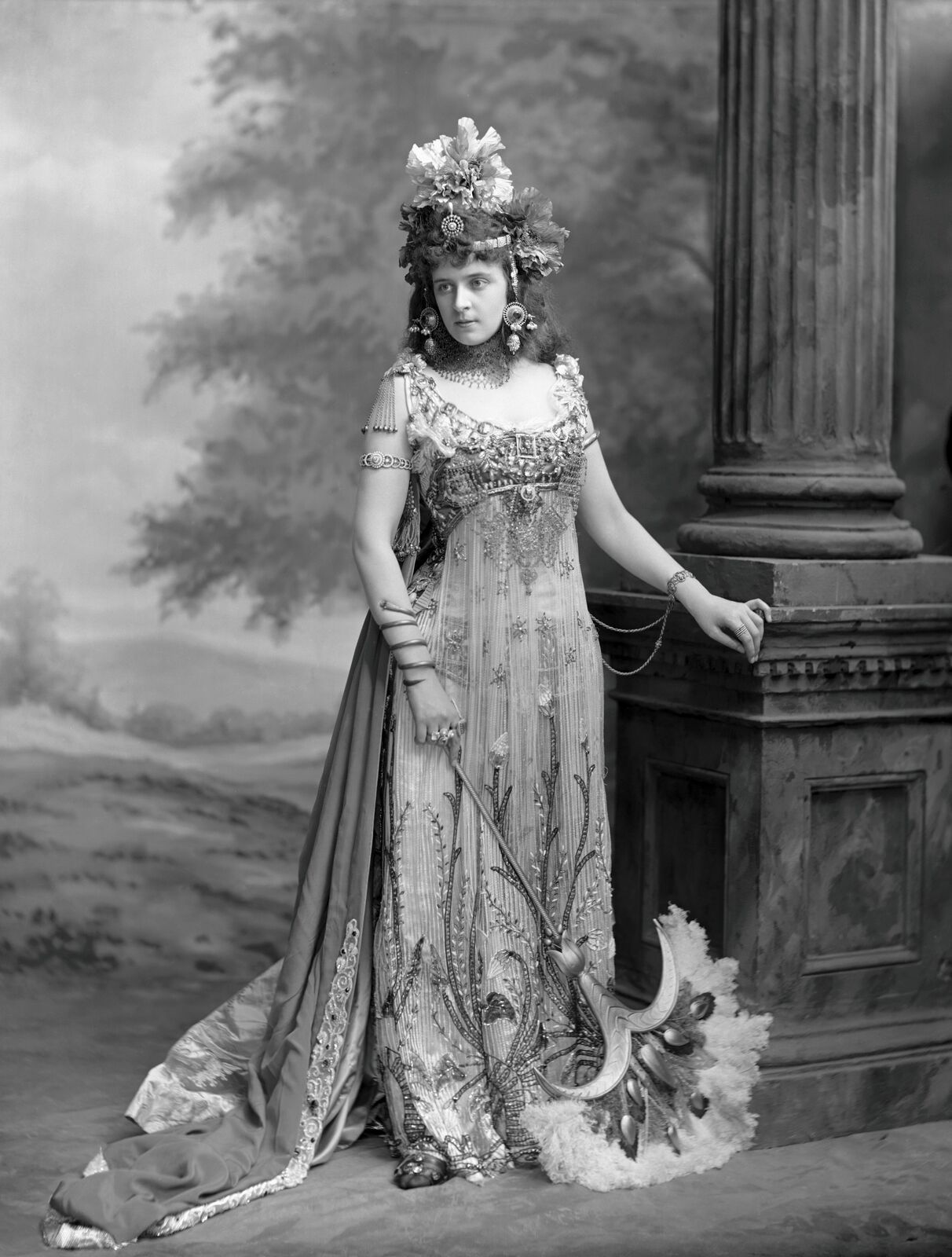 Mrs. Algernon Bourke costumée en Salammbô, Tableau vivant à Bleheim Palace, 1897, Londres, Victoria & Albert Museum