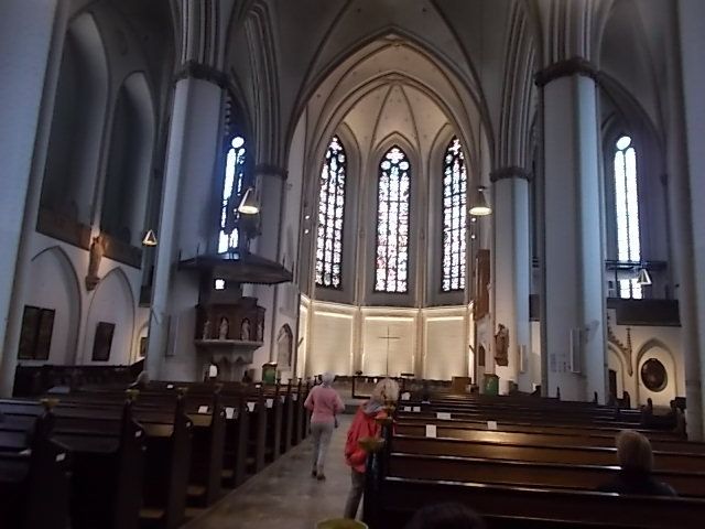 Hamburg, son port, son Elbe, son passage sous l'Elbe, son marché au poissons du dimanche matin où se croisent fêtards et clients du marché pour boire, petitdejeuner et danser ensemble, sa rue interdite aux femmes, (un scandale),  ses églises et son Elbphilharmonie.....ferry gratuit.....