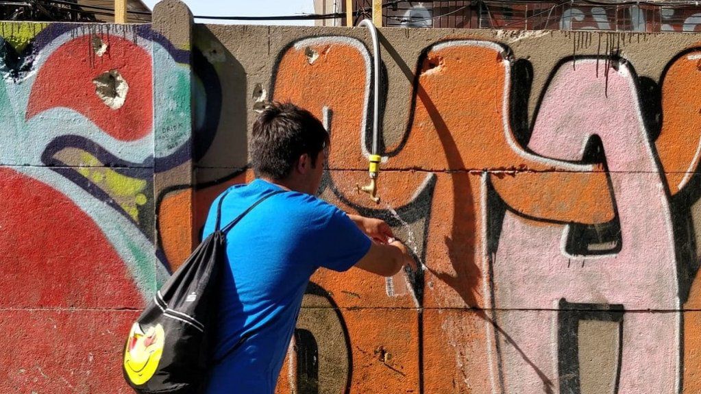 unevoix.info  InfoMigrants GRAND ANGLE  Dans les campements de le porte d'Aubervilliers, les migrants ne disposent que d'un seul point d'eau. 