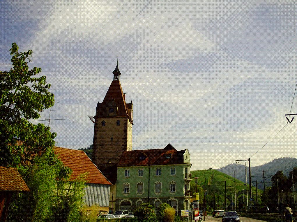 DIAPORAMA 6 PHOTOS - GENGENBACH VILLAGE TYPIQUE QUE LE UNSERSBANDE S'EST SOUVENT ARRETÉ - MAIS PAS CETTE FOIS
