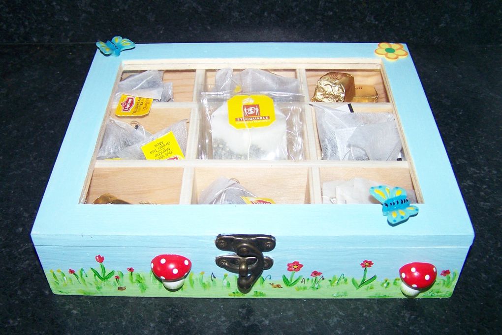 Boîte à thé ou à chocolats en bois avec vitre, peinte à la main, décor champêtre : fleurs, champignons, escargots et papillons