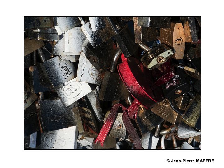 Cette coutume, commencée à Paris en 2008 sur le pont des Arts par les amoureux du monde entier consiste à accrocher d'innombrables cadenas aux grillages des ponts au risque de mettre en danger leur structure et de les faire chavirer d'amour.