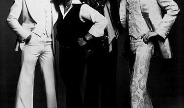 dan hartman, un chanteur, compositeur et bassiste américain connu pour ces titres "instant replay", "love sensation" ou "relight my fire"