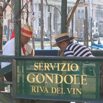 Les gondoliers attendent, Venise.