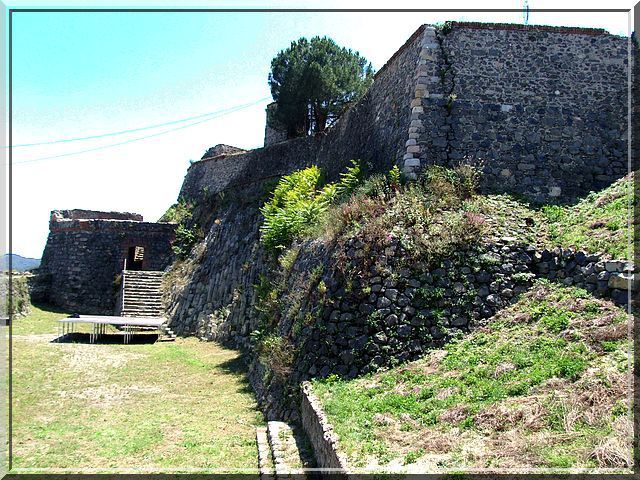 Diaporama château et bourg fortifié d'Hostalric