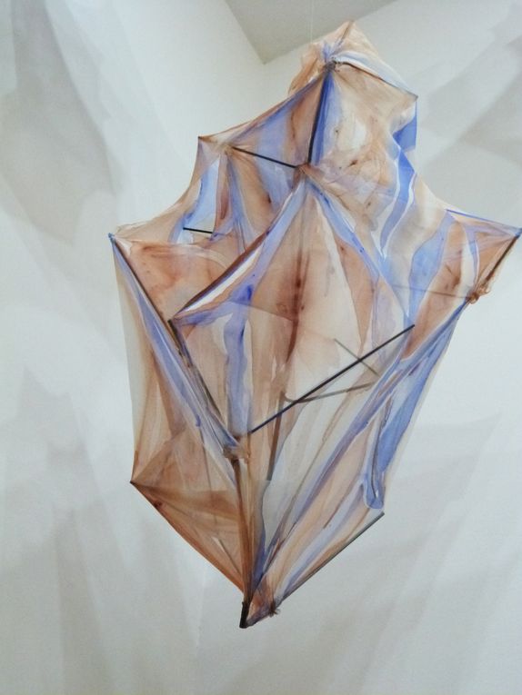 Fonte des Neiges (trois massifs montagneux), 2013.  Installation, Tiges de laiton, soie, pigments naturels, 50x40 cm env./pièce