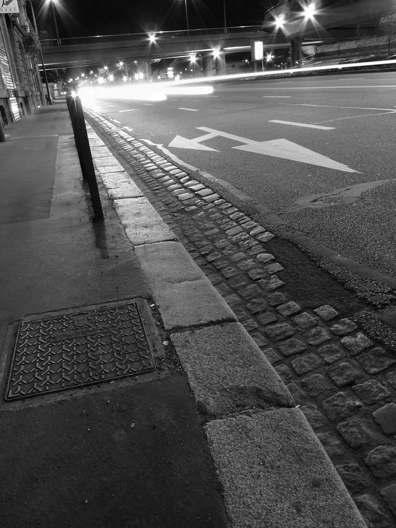 Cette exposition reflète les nombreuses heures passées en extérieur, pour la plupart de nuit, dans les rues de Rouen. Seule la photo centrale, « Venir ou Partir », a été prise à Paris lors d’un départ pour l’Allemagne