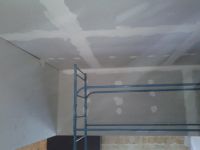 Abaissement d'un plafond après conception de la structure bois, isolation et pose de plaque de plâtre au mur. 