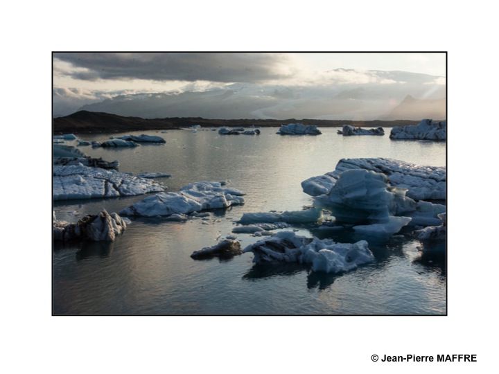 Dans la lagune glaciaire de Jökulsárlón les icebergs qui descendent des glaciers tombent dans un lac dans lequel on peut admirer leurs formes et leurs déplacements.