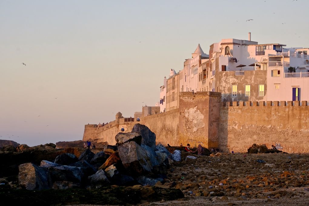 Il suffit de longer l'océan pour se laisser envouter par l'imposante masse de ces remparts....A marée basse, il faut absolument s'échapper derrière la ville et longer les rochers pour découvrir l'ambiance imposante et solennelle de ces grands monstres de pierre semblant narguer la mer et sa colère....Enfin ne loupez pas la merveilleuse lumière qui s'affale sur les remparts le soir au coucher du soleil et donne à la ville toute sa valeur spirituelle...