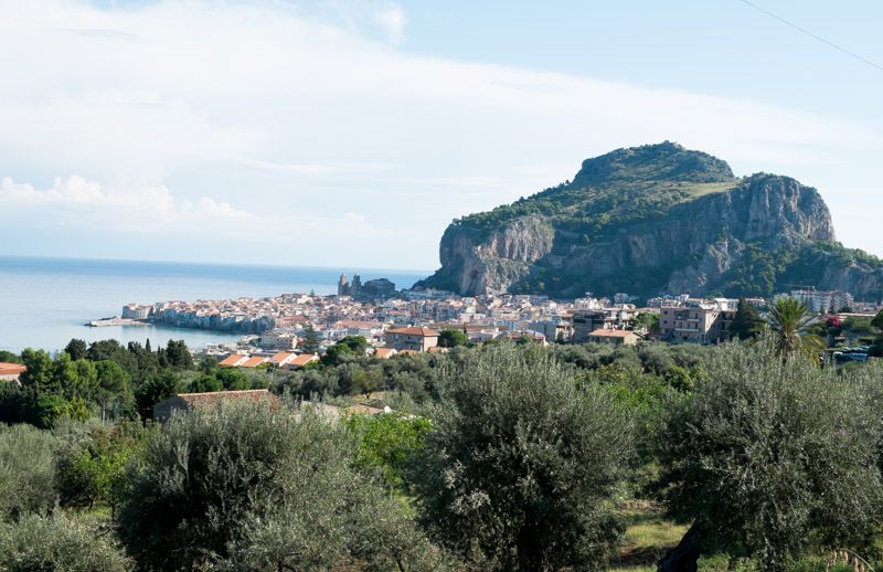 Cefalu au pied de son rocher