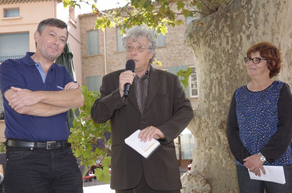 La remise des prix aux trois lauréats présents (Mireille Calle-Gruber avait reçu le sien la veille) a donné lieu à la sympathique cérémonie habituelle en présence du maire André Bascou, de son adjointe à la culture Martine Delcamp, et des membres du jury : Bernard Revel, Marie Bardet, Chantal Lévêque, Carole Vignaud, Sylvie Coral, Henri Lhéritier et Christian Di Scipio qui fut aussi l'irremplaçable animateur de ces Vendanges. Jean-Paul Kauffmann a reçu avec joie son bon pour une barrique de vin (soit 300 bouteilles), Emmanuelle Bayamack-Tam (prix Coup de foudre) et Michel Adroher (prix Vendémiaire) recevant chacun pour leur part 100 bouteilles.  