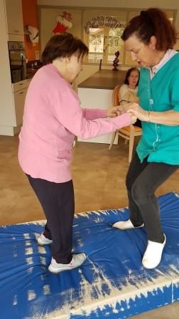   allez un peu de gymnastique , motricité du vendredi matin , équilibre , prévention de chutes. 