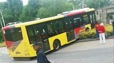 Un bus encastré dans un rond-point