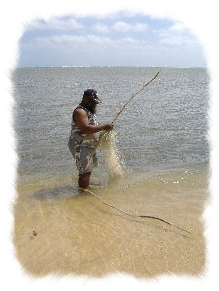 Ito et Dash nous font une petite démonstration de pêche à la senne... A marée montante, on place, tenu par des piquets plantés dans le sable, ce filet dans l'eau pour qu'il retienne les poissons à marée descendante...