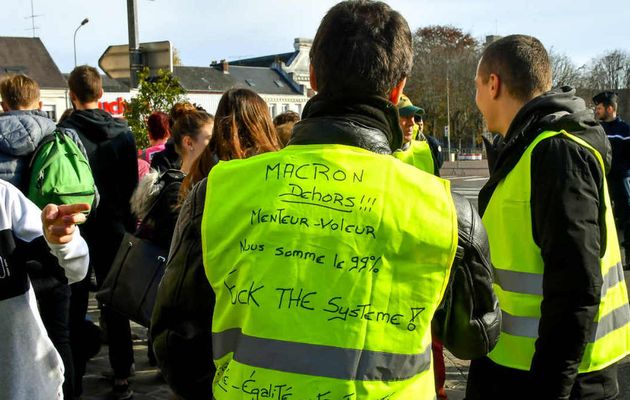 les gilets jaunes mécontents    *********