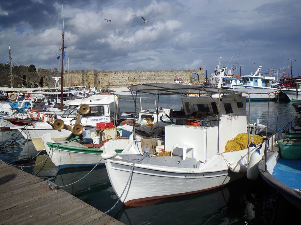 ... on choisit de notre côté de profiter encore un peu de Rhodes avec les bôôôôs velos pliants qu'on s'est offerts pour se consoler de leur départ...