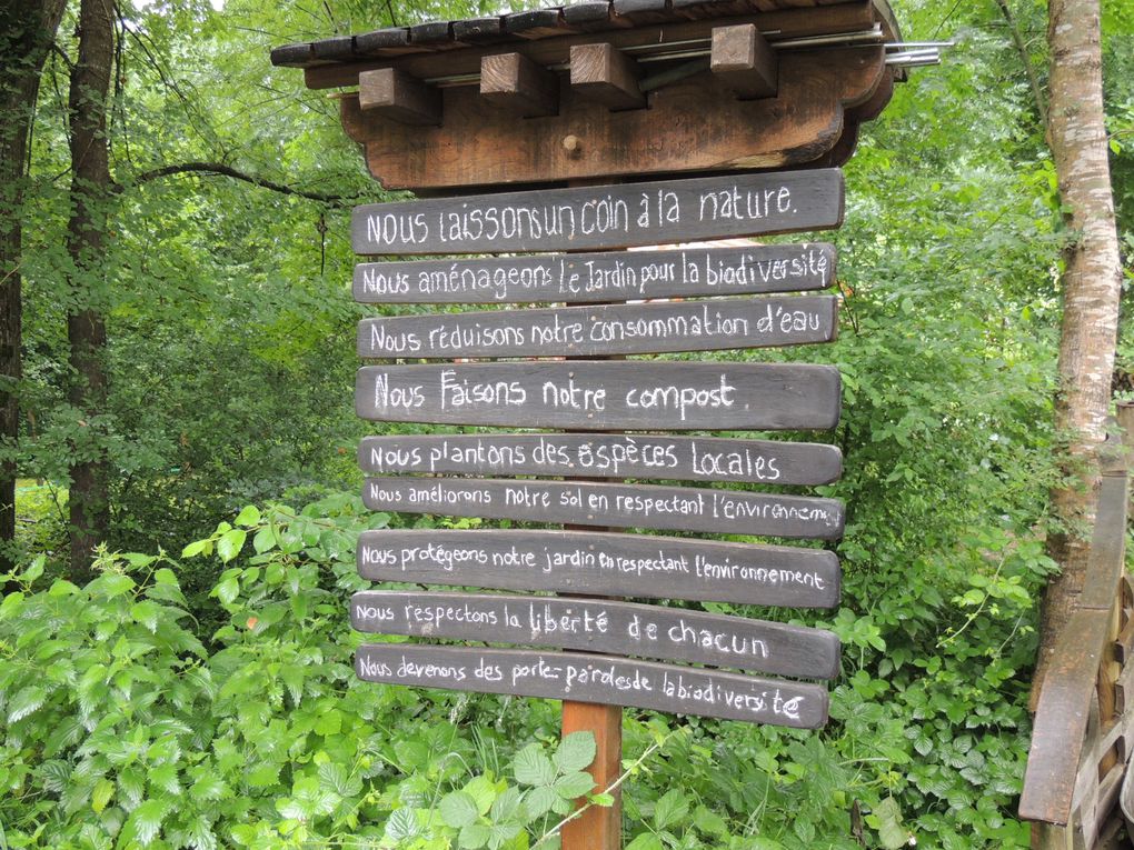 Visite 2 : le jardin respectueux et son Pote âgé de la cagouille ( Châteaubernard) Ce jardin est conçu comme une spirale figurant un jeu d' l'oie, ou de la cagouille ! 