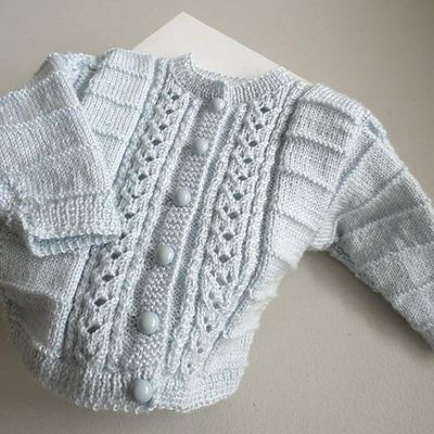 Gilet bb, laine calinou bleu azur, tricote main, bebe tricot