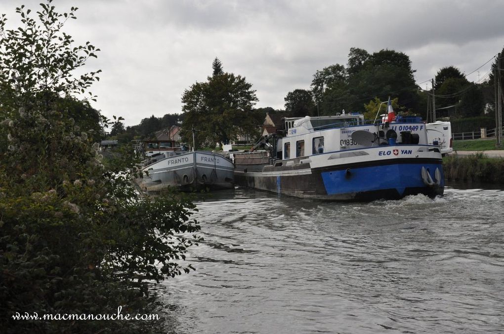 Diaporama (10 photos) de la sortie de la péniche Franto qui croise la péniche Elo Yan qui, elle, va entrer dans l'écluse.