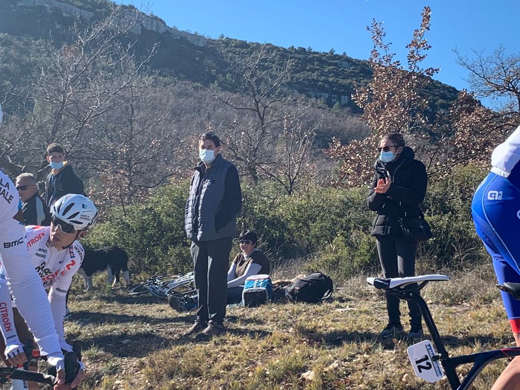 En piste, à pinces, à vélo