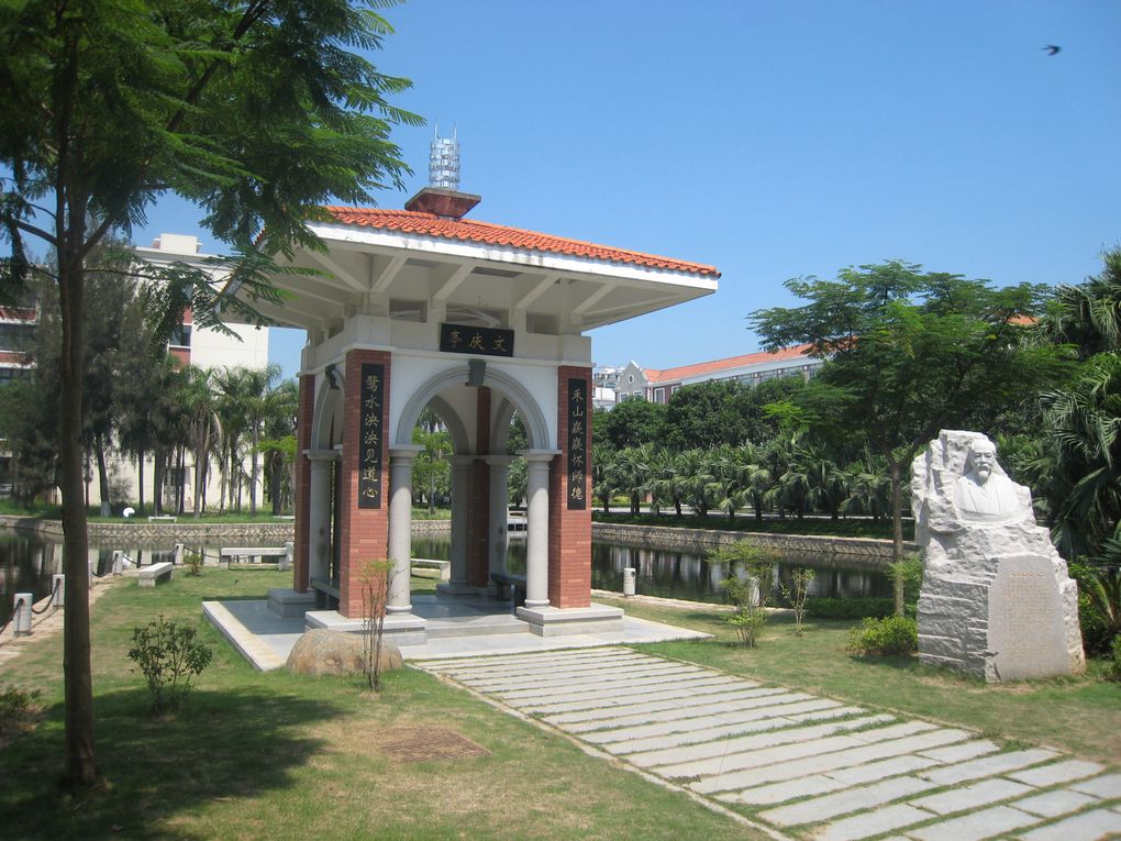 Xiamen University (Xiamen Daxue 厦门大学 ou Xia Da pour les locaux) est réputée pour avoir le plus beau campus universitaire de toute la Chine. C'est sûr que même à côté de Lille 1 il n'y a pas photo. Enfin si justement, plein de photos po