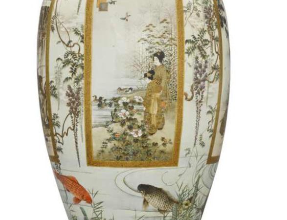 Kawasaki Toyama Un grand vase Satsuma, signé Kawasaki Toyama avec Shimazu mon [écusson], époque Meiji, fin XIXe siècle  Estimation  5 000 - 8 000 GBP