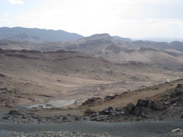  Etape de liaison entre Tata et Agd. Cette belle route, qu'empruntaient les caravanes,  serpente à travers les paysages grandioses  du désert, tantôt de pierres, tantôt de sable, route sinueuse et parfois étroite  nous permet au passage  de découvrir la mine de cobalt en exploitation de Bou-Azzer .