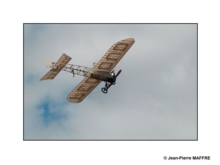 On ne se lassera jamais d’admirer les anciens avions qui nous surprennent toujours par leur souplesse et leur maniabilité.