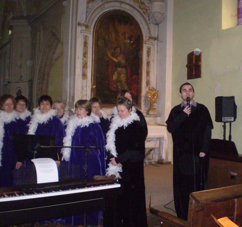 Eglise d'Athée, le Dimanche 12 Décembre. Un concert, des choristes, un chef de choeur : la joie de partager nos chansons. Pour finir cet après-midi un chocolat chaud nous attendais