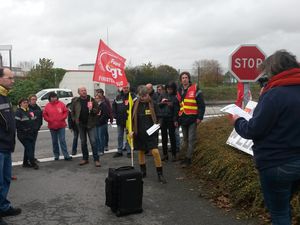 Les Facteurs devant la PPDC Quimper et prise de parole commune des organisations syndicales