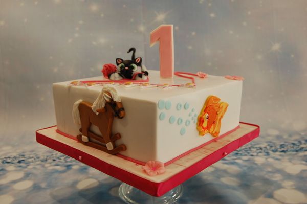 GATEAU D'ANNIVERSAIRE 1 AN THEME CHAT CHEVAL A BASCULE ET POISSON ROUGE