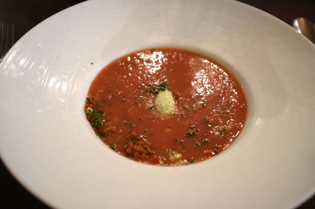 Gaspacho de tomates, caillé de chèvre et petits croûtons - Carré d'agneau rôti, aubergine gratinée, olives, piquillos - vacherin à ma façon (plus trop sûr)