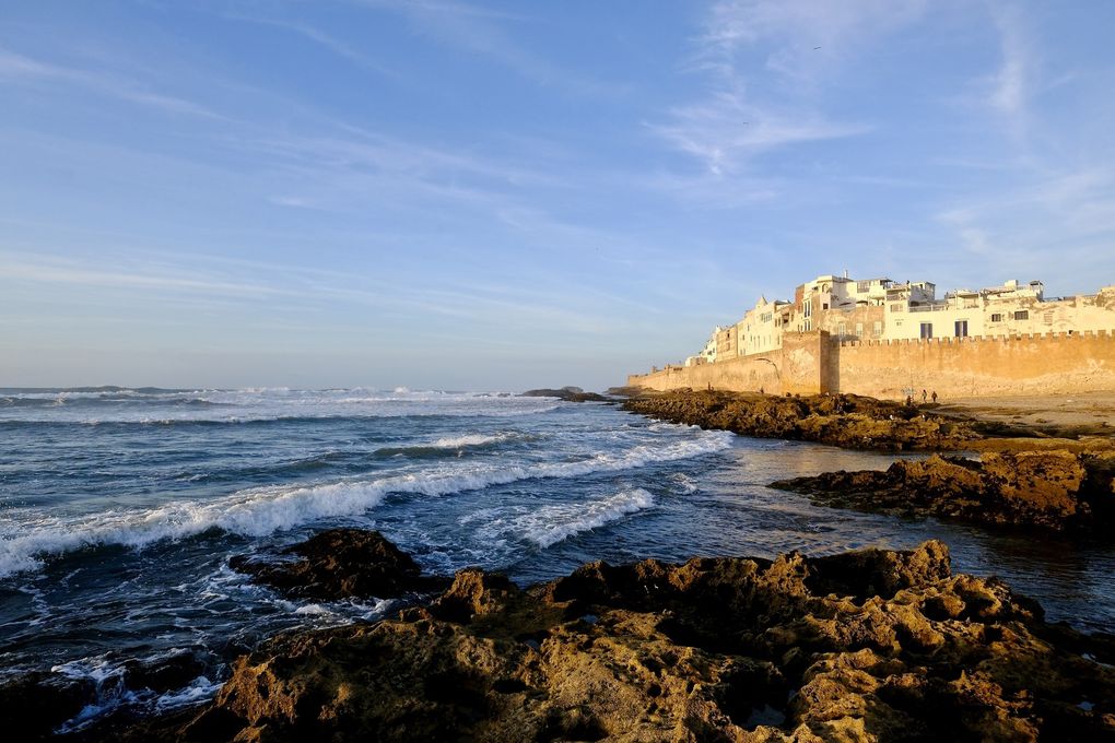 Il suffit de longer l'océan pour se laisser envouter par l'imposante masse de ces remparts....A marée basse, il faut absolument s'échapper derrière la ville et longer les rochers pour découvrir l'ambiance imposante et solennelle de ces grands monstres de pierre semblant narguer la mer et sa colère....Enfin ne loupez pas la merveilleuse lumière qui s'affale sur les remparts le soir au coucher du soleil et donne à la ville toute sa valeur spirituelle...