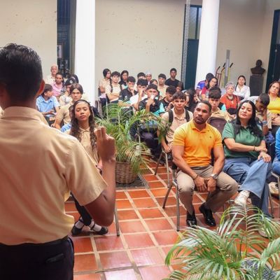 Juventud exaltó legado histórico y cultural del Bicentenario de la Independencia de Bolivia en Valencia