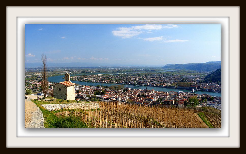 Tain-l'Hermitage est située sur la rive gauche du fleuve Rhône et fait face à Tournon-sur-Rhône qui se trouve sur l'autre rive dans l'Ardèche. La commune de Tain-l'Hermitage est chef-lieu de canton. Elle est située au Nord de Valence, préfectu