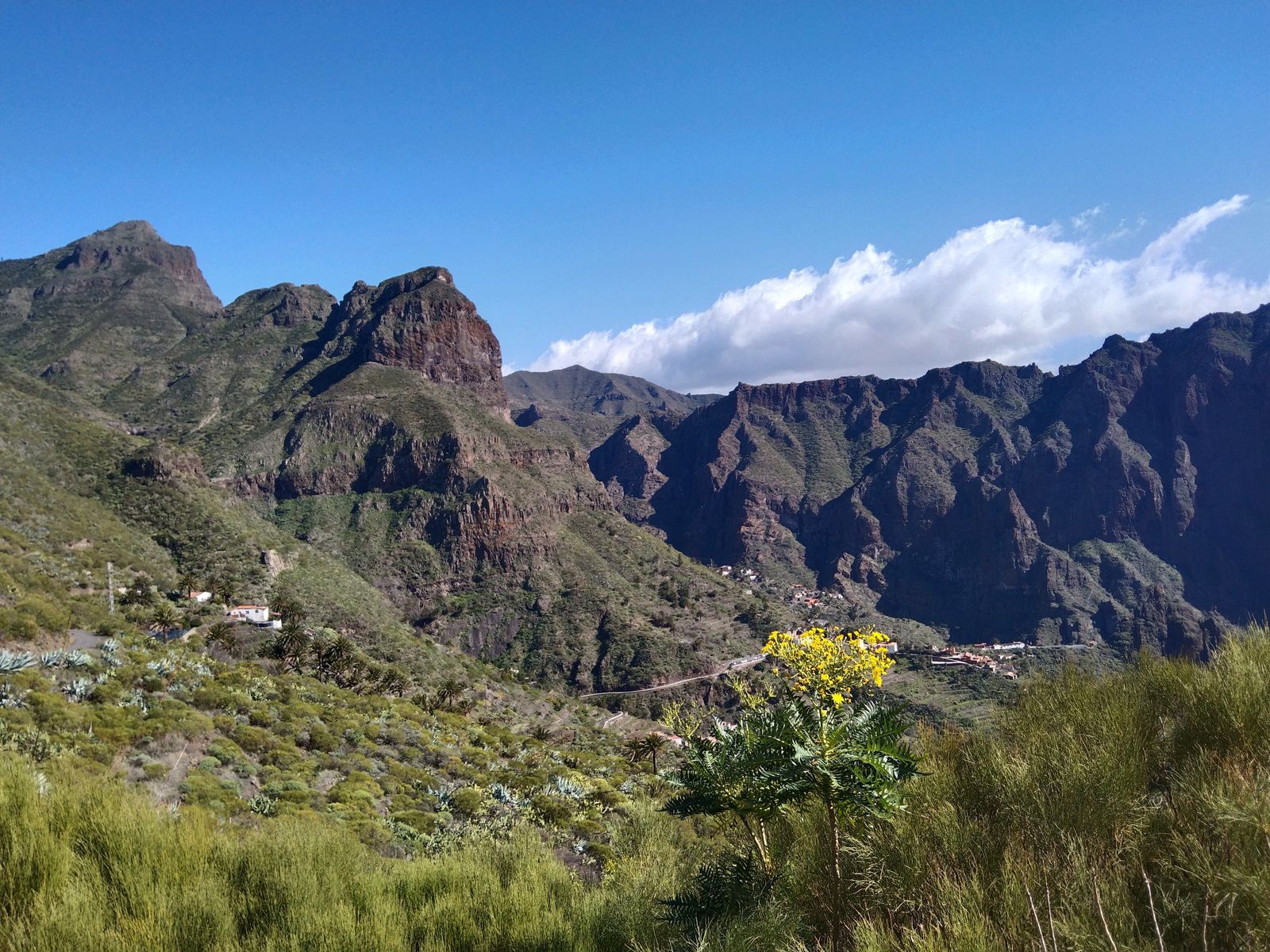 vallée de MASCA et depuis le col on aperçoit au fond l'île de La Gomera