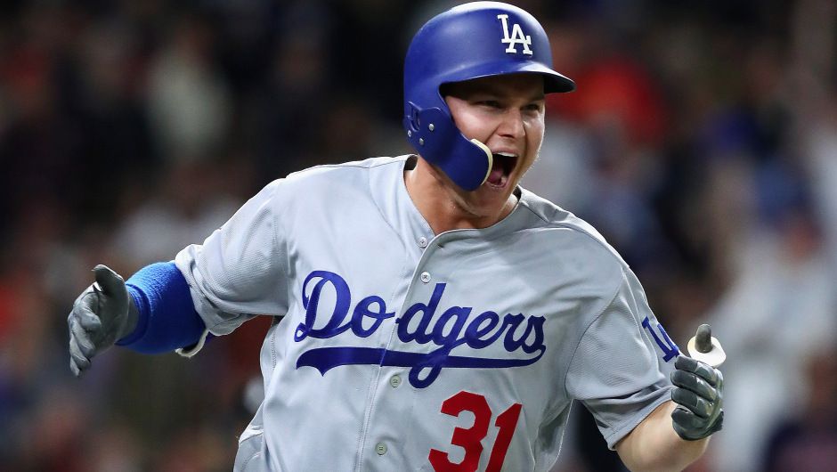 Junto a Pederson el primera base novato Cody Bellinger también fue decisivo al encender la mecha de la ofensiva de los Dodgers con dos dobletes, incluido con el que abrió el noveno episodio, cuando el bullpen de los Astros quedó al descubierto de todas las limitaciones y carencias que poseen/ Foto: EFE/Acento.com.do/Los Dodgers estaban a tres entradas de hundirse dentro de un hoyo profundo en el Clásico de Otoño. Pero el novato Bellinger se acordó de que podía batear..