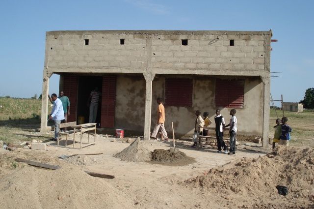 Construction en cours de l'école : voir photos (cliquer pour agrandir)  Oumnoghin : Construction de la classe de 6ème..., la rentrée approche