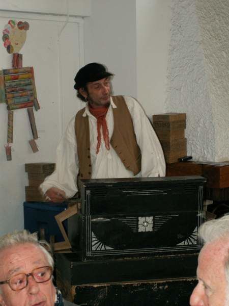 Octobre 2007 : repas de quartier organisé par l'Association des Habitants de Jacquard-Préfecture, en partenariat avec l'Amicale Laïque Chapelon et le Centre Musical Massenet. Merci à Bernard pour les photos ;-)