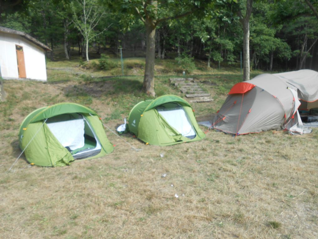 Le camp aménagé dans le pré en contrebas des bâtiments