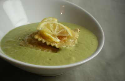 Velouté d'asperge et ses ravioles au chèvre frais