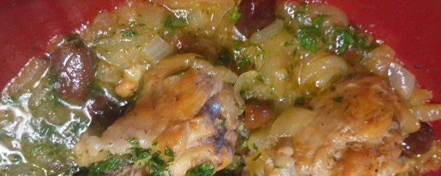 Cosce di pollo al limone e olive in Tajine