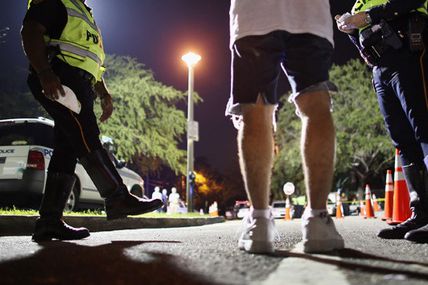 Policías de Miami asfixiaron y detuvieron a un...