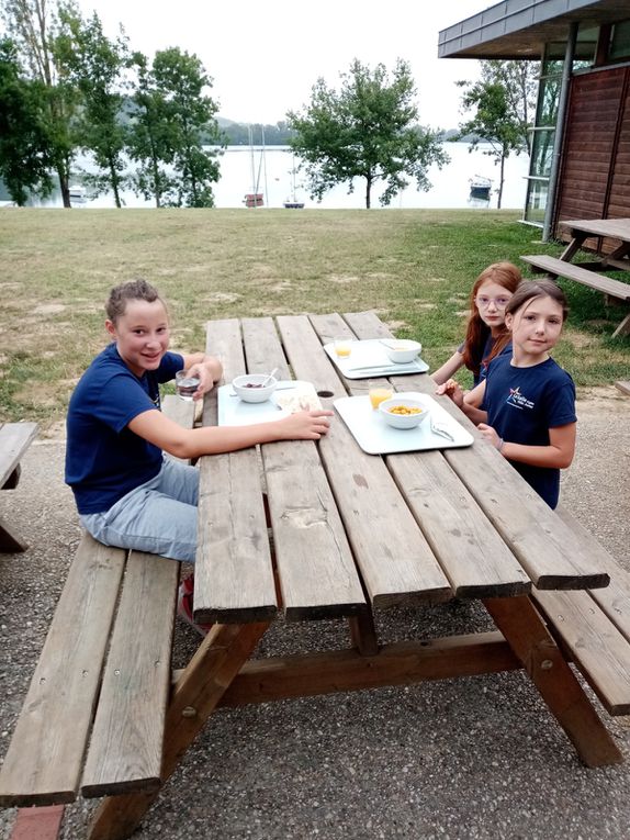 14h30: arrivée à la base de loisirs de Saint-Nicolas-de-la-Grave. Au programme: goûter, installation dans les chambres, jeux collectifs, parcours de santé, balade sur le bord de la Garonne, dîner…