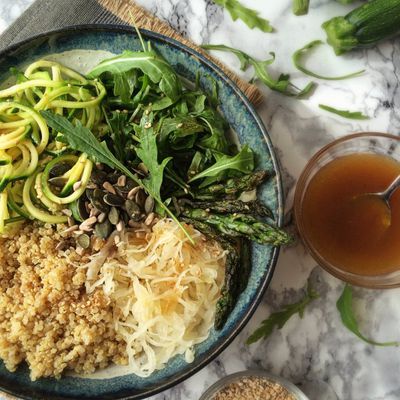 Veggie bowl au quinoa d'Anjou, asperges vertes et courgette
