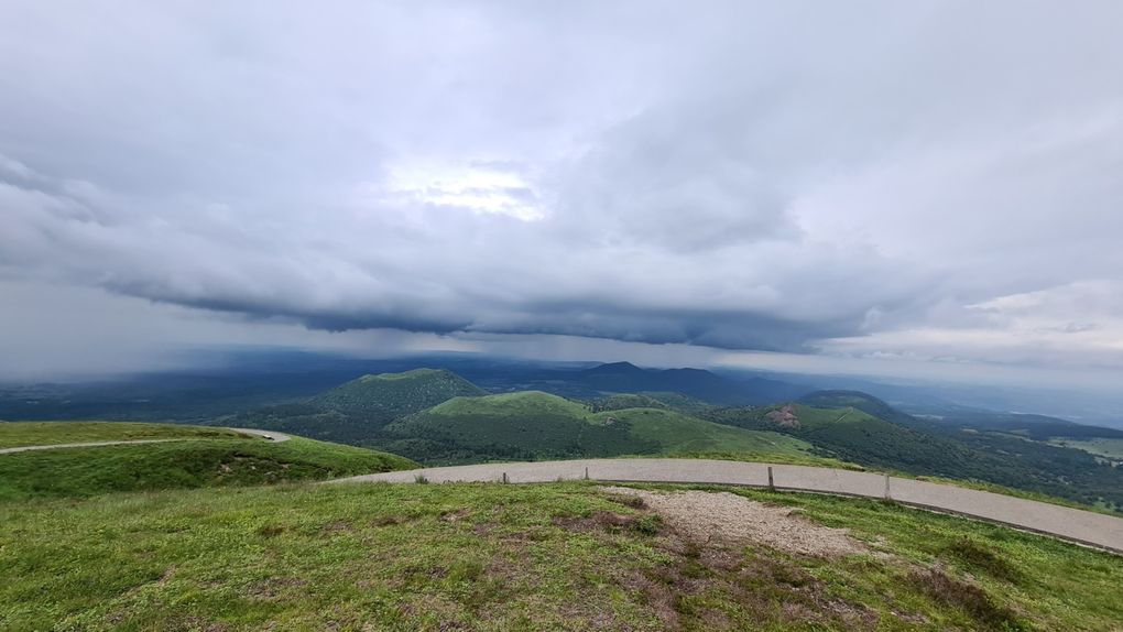 Sommet du Puy-de-Dôme (1465m). Vue sur la Chaîne des Puys, la plaine de la Limagne, l'agglomération clermontoise et le Livradois.